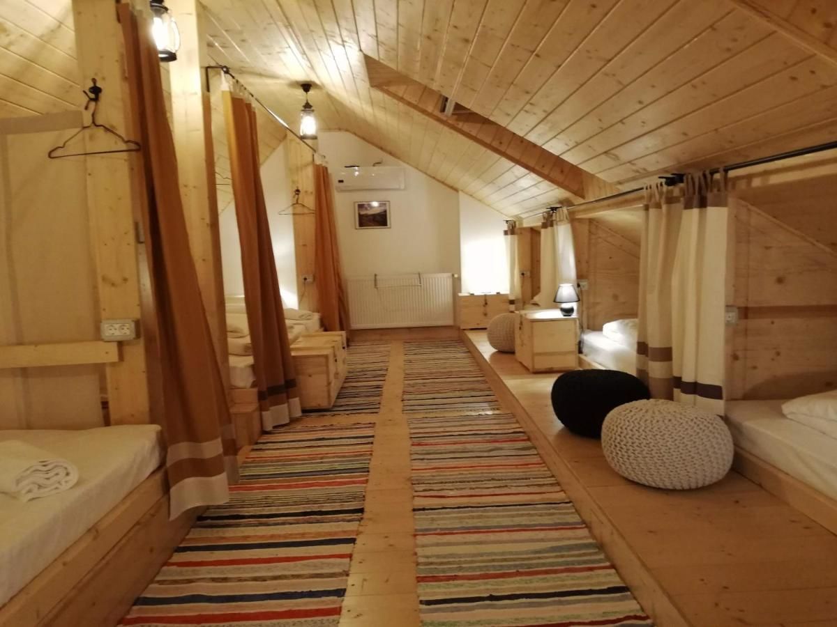 Хостелы Zozo Hostel Брашов-46