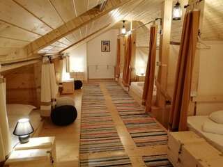 Хостелы Zozo Hostel Брашов Односпальная кровать в общем номере для мужчин и женщин-11